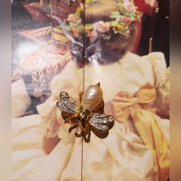 D Orlan  Brooch with Sparkling Stones - Picture 10 of 10